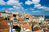 Lisbona - Vista sul monastero di So Vicente. I tetti rossi e le chiese di Alfama si estendono ai piedi del Mirador de Portas do Sol